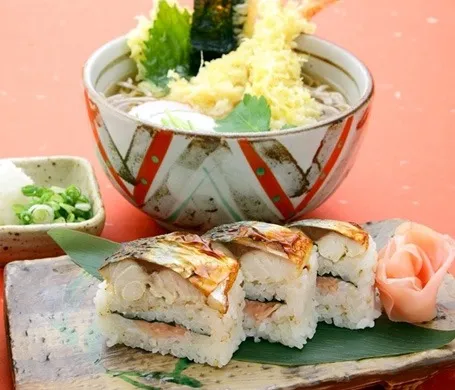 焼き鯖寿しとえび天ぷらそば