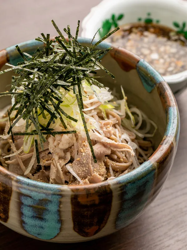 今月のそば、4月のそばは東京「夢の肉そば」1,000円。