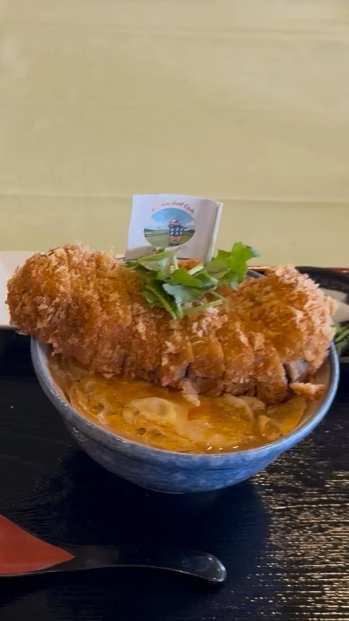 姉妹店るり溪ゴルフクラブのとじないカツ丼はその名の通り、蓋が...